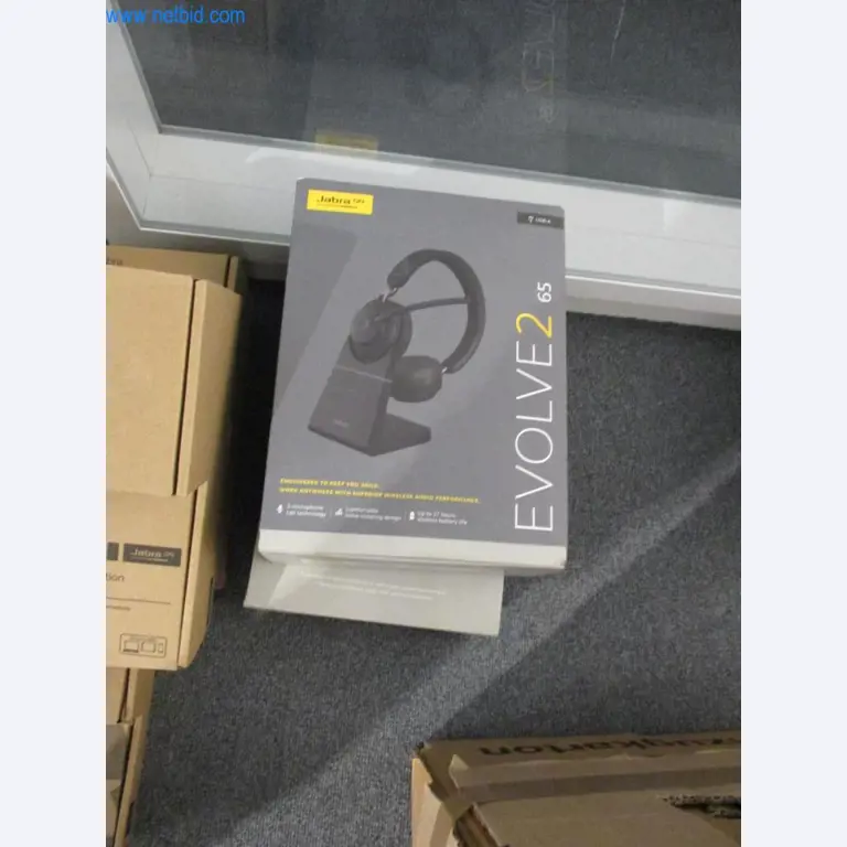 Mobiliário de escritório bem conservado, equipamento informático e óculos 3D (MS Hololens 2)-5