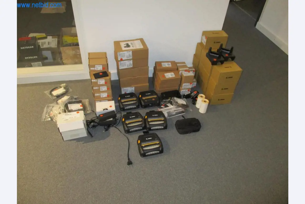 Mobiliário de escritório bem conservado, equipamento informático e óculos 3D (MS Hololens 2)-1