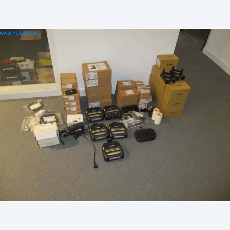 Mobiliário de escritório bem conservado, equipamento informático e óculos 3D (MS Hololens 2)-1