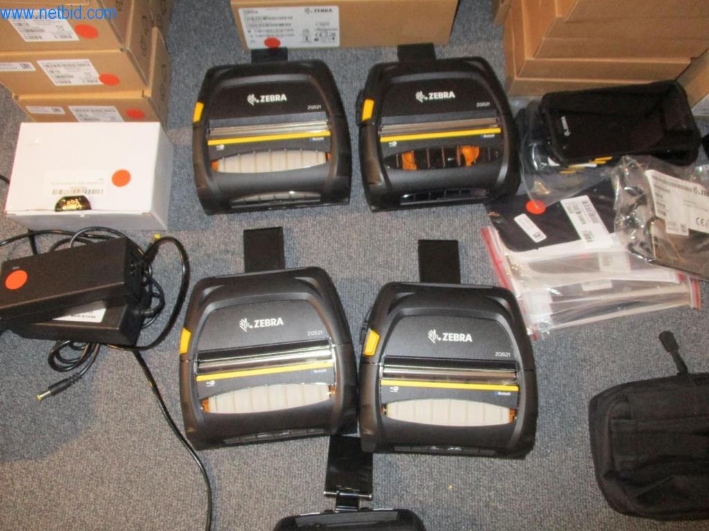 Dobrze utrzymane meble biurowe, sprzęt IT i okulary 3D (MS Hololens 2)-2