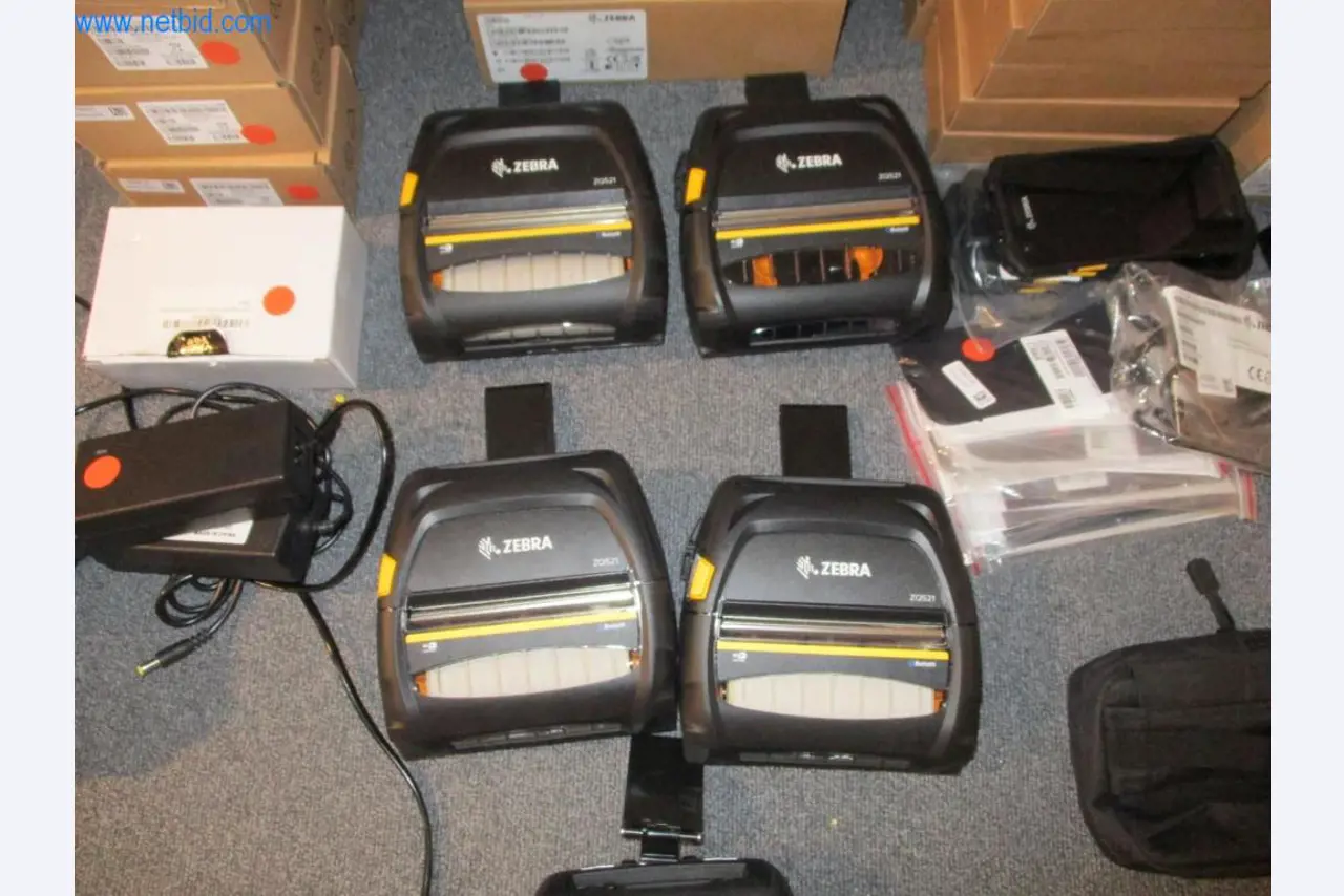 Mobiliário de escritório bem conservado, equipamento informático e óculos 3D (MS Hololens 2)-2