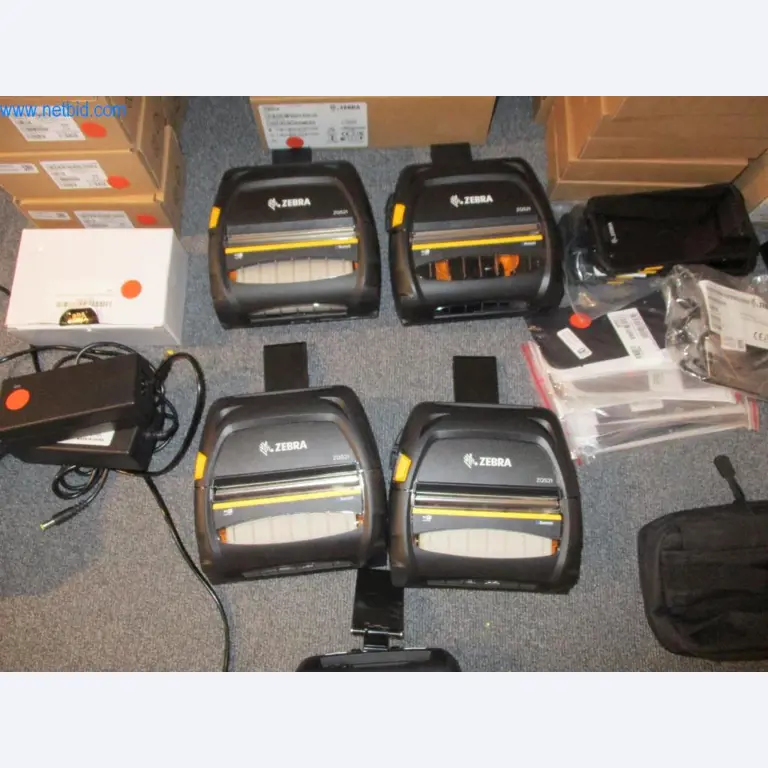 Mobiliário de escritório bem conservado, equipamento informático e óculos 3D (MS Hololens 2)-2