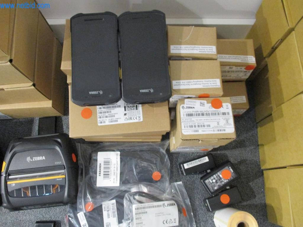 Dobrze utrzymane meble biurowe, sprzęt IT i okulary 3D (MS Hololens 2)-3