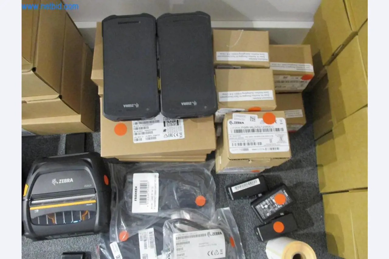 Mobiliário de escritório bem conservado, equipamento informático e óculos 3D (MS Hololens 2)-3