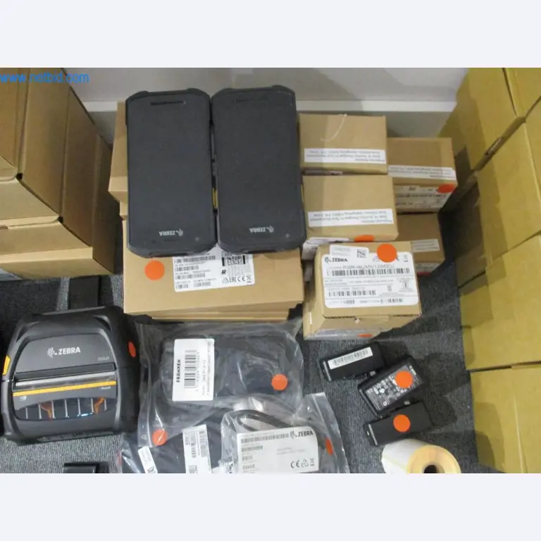 Mobiliário de escritório bem conservado, equipamento informático e óculos 3D (MS Hololens 2)-3