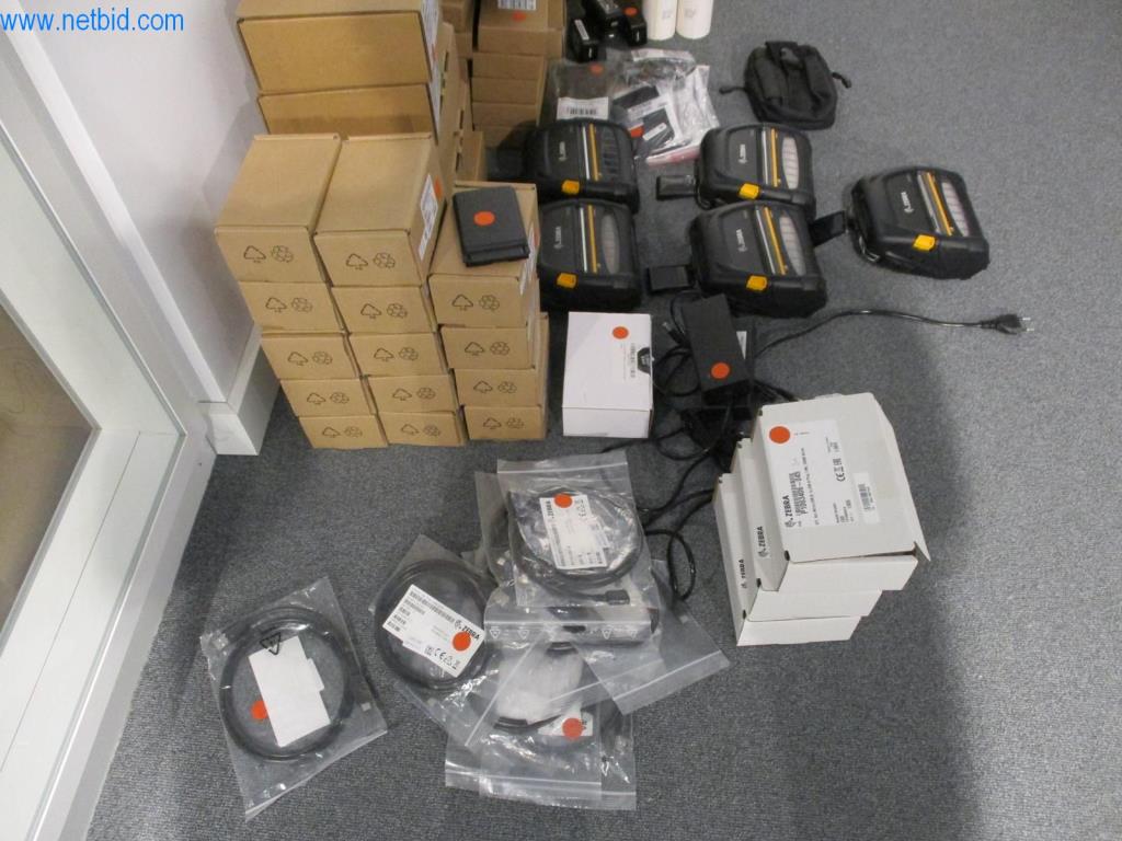 Dobrze utrzymane meble biurowe, sprzęt IT i okulary 3D (MS Hololens 2)-4