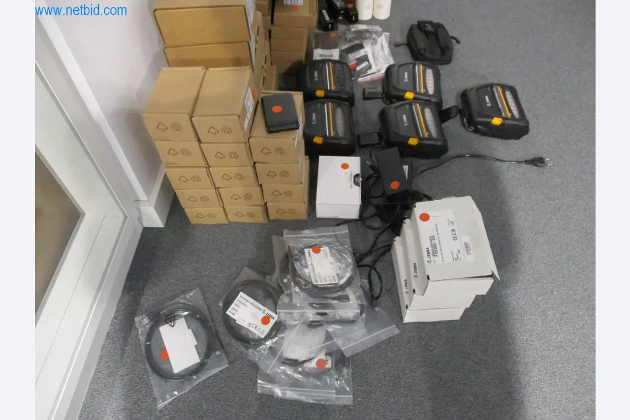 Mobiliário de escritório bem conservado, equipamento informático e óculos 3D (MS Hololens 2)-4