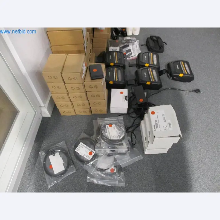 Mobiliário de escritório bem conservado, equipamento informático e óculos 3D (MS Hololens 2)-4