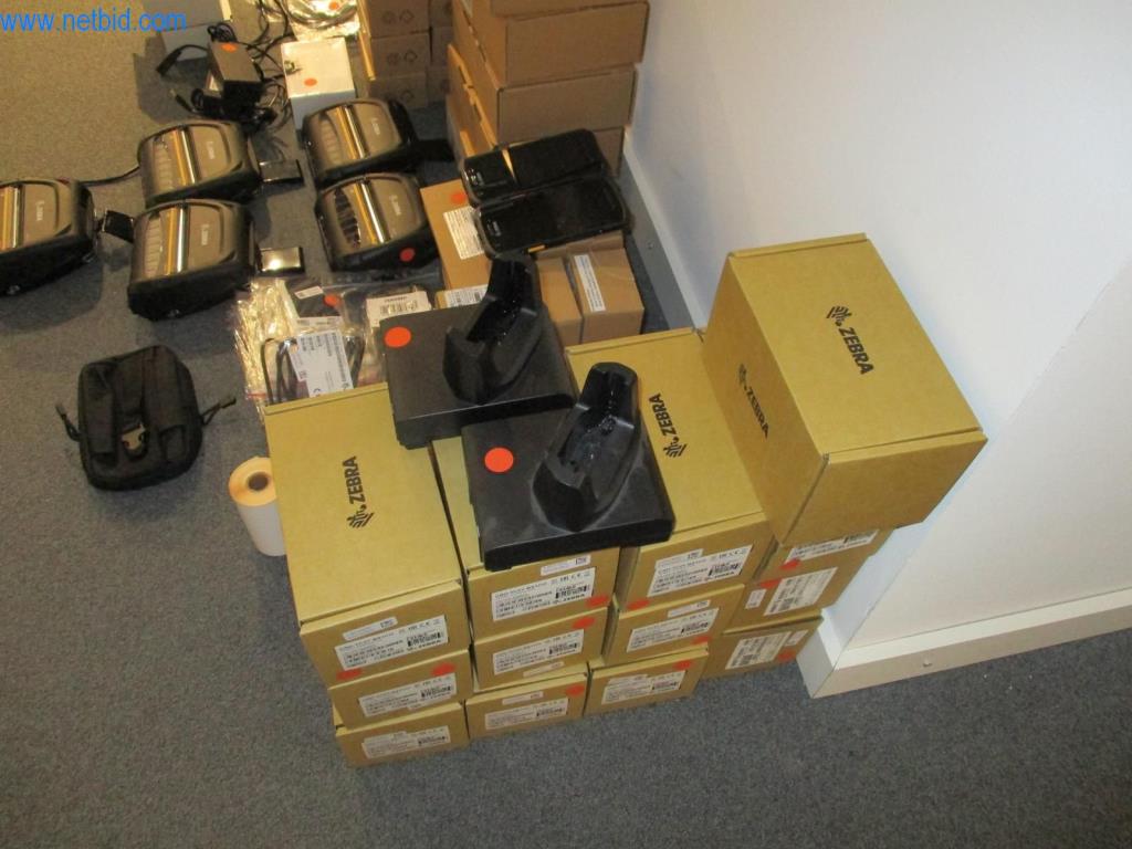 Dobrze utrzymane meble biurowe, sprzęt IT i okulary 3D (MS Hololens 2)-5