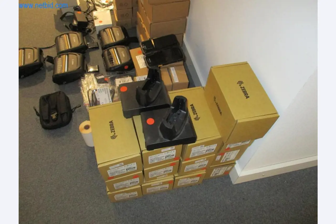 Mobiliário de escritório bem conservado, equipamento informático e óculos 3D (MS Hololens 2)-5