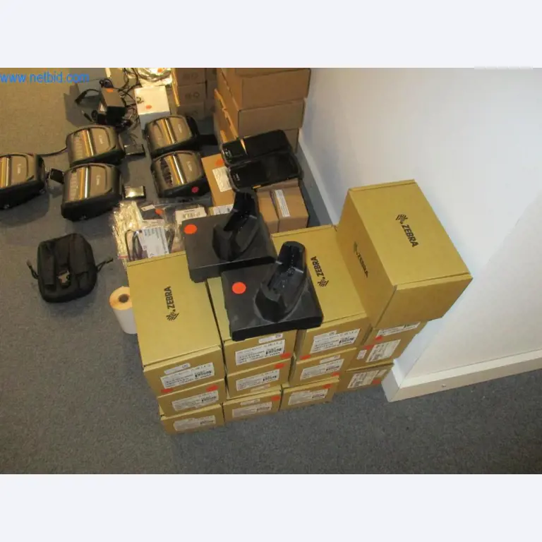 Mobiliário de escritório bem conservado, equipamento informático e óculos 3D (MS Hololens 2)-5