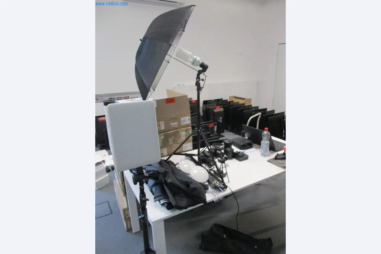 Mobiliário de escritório bem conservado, equipamento informático e óculos 3D (MS Hololens 2)-1