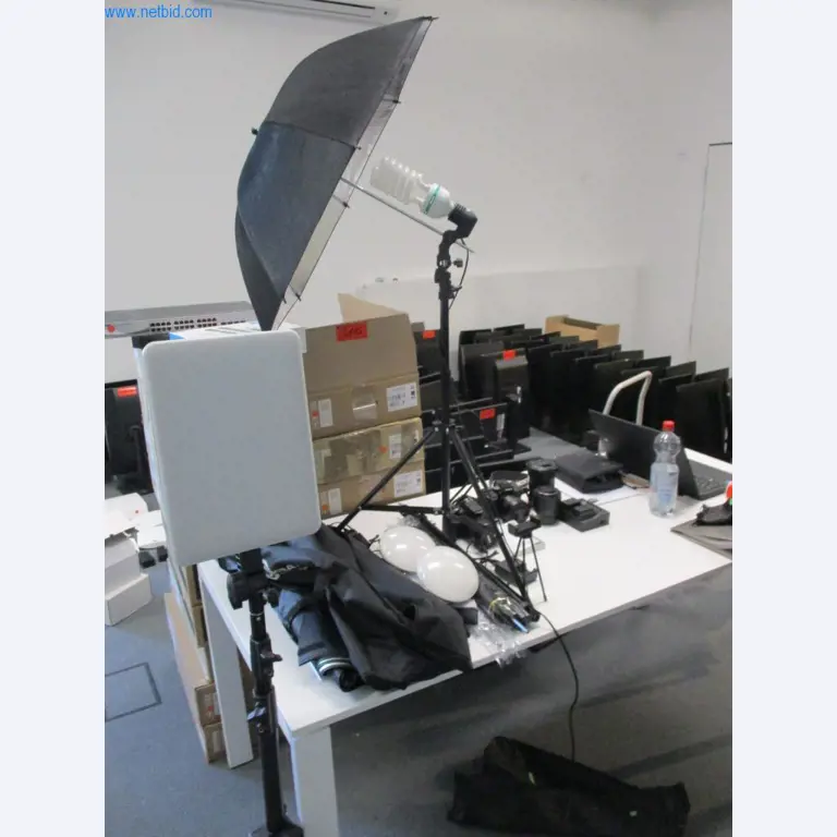 Mobiliário de escritório bem conservado, equipamento informático e óculos 3D (MS Hololens 2)-1