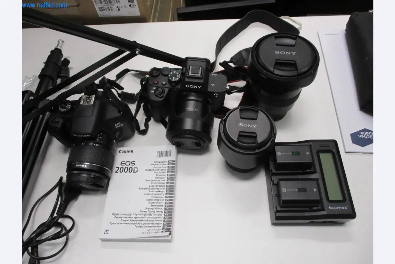 Mobiliário de escritório bem conservado, equipamento informático e óculos 3D (MS Hololens 2)-2