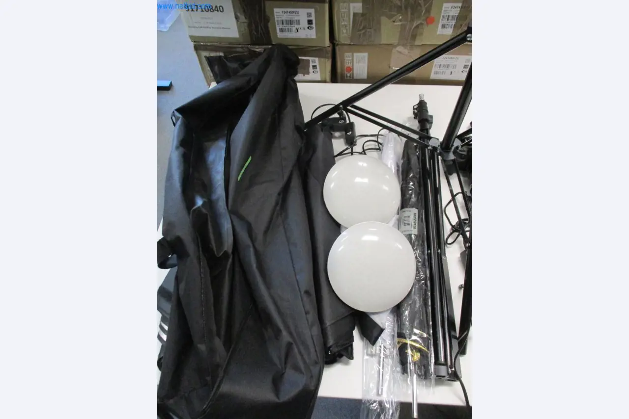 Mobiliário de escritório bem conservado, equipamento informático e óculos 3D (MS Hololens 2)-3