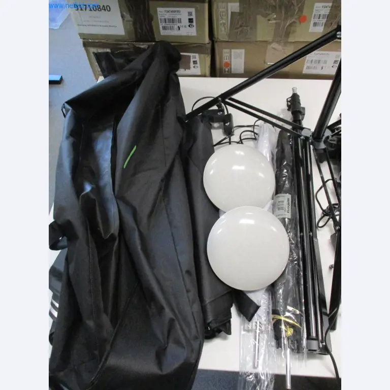 Mobiliário de escritório bem conservado, equipamento informático e óculos 3D (MS Hololens 2)-3