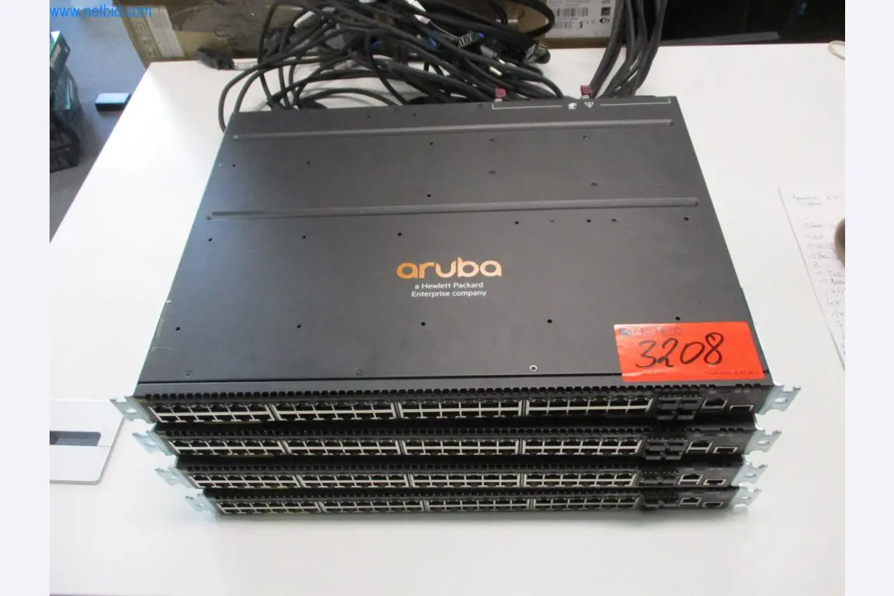 Mobiliário de escritório bem conservado, equipamento informático e óculos 3D (MS Hololens 2)-1