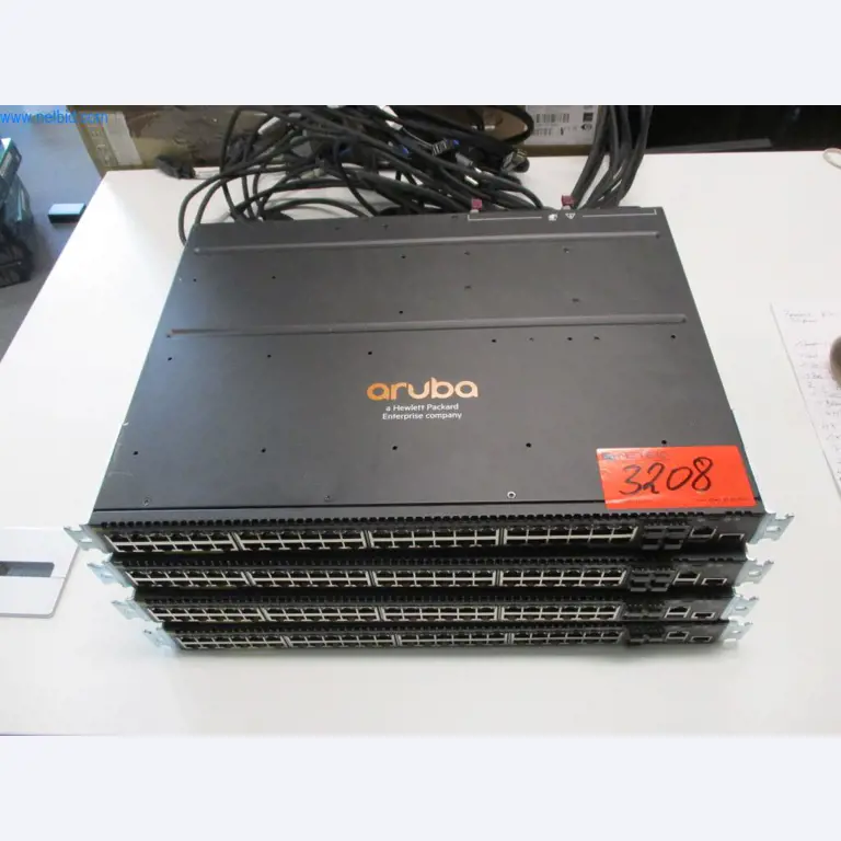 Mobiliário de escritório bem conservado, equipamento informático e óculos 3D (MS Hololens 2)-1