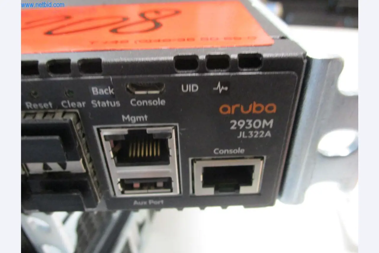 Mobiliário de escritório bem conservado, equipamento informático e óculos 3D (MS Hololens 2)-2