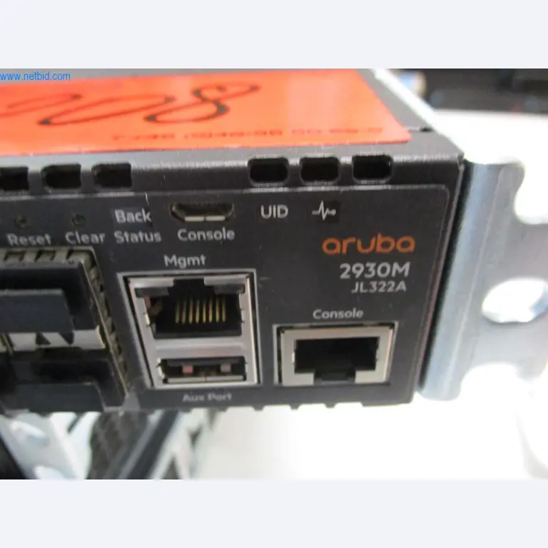 Mobiliário de escritório bem conservado, equipamento informático e óculos 3D (MS Hololens 2)-2