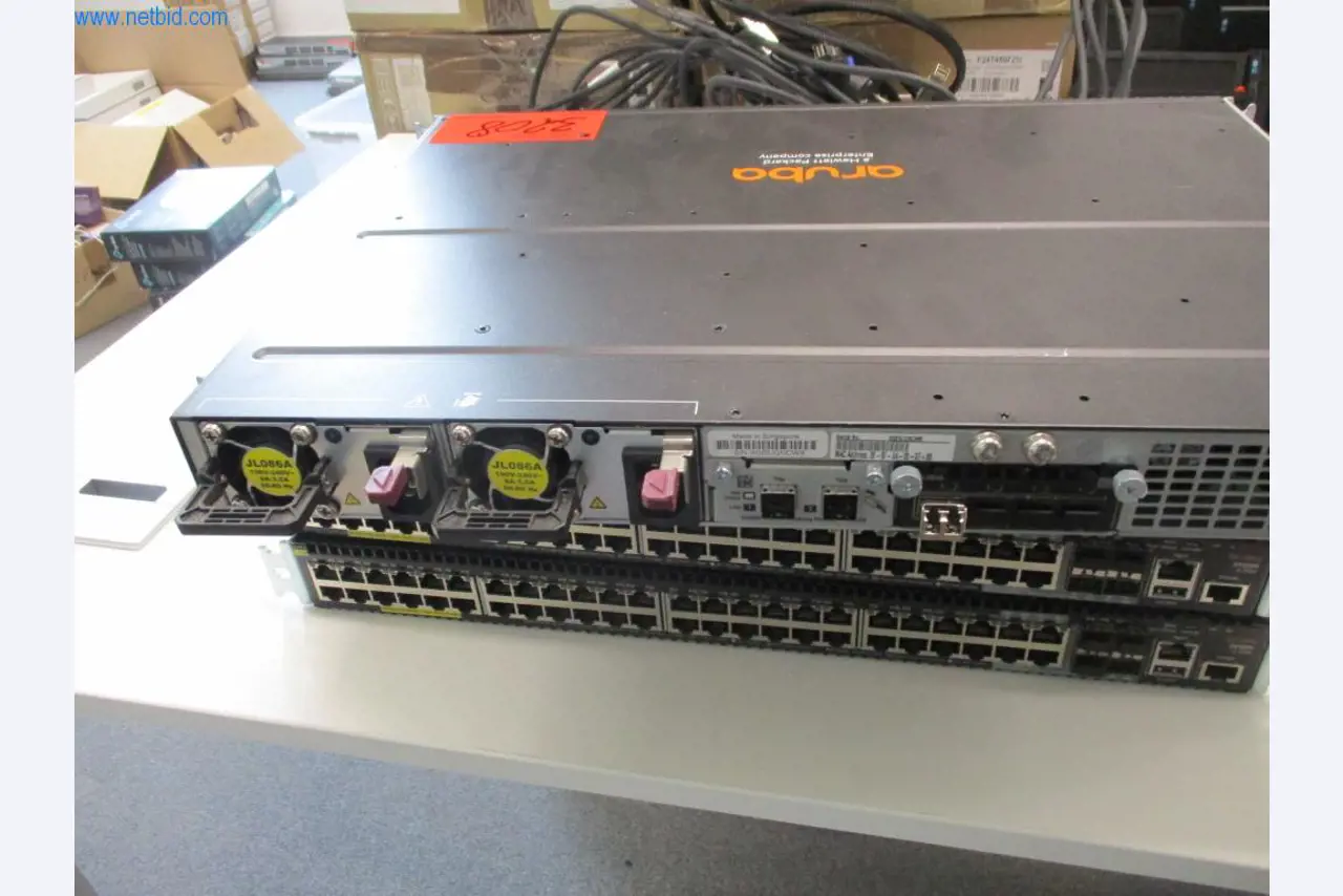 Mobiliário de escritório bem conservado, equipamento informático e óculos 3D (MS Hololens 2)-3