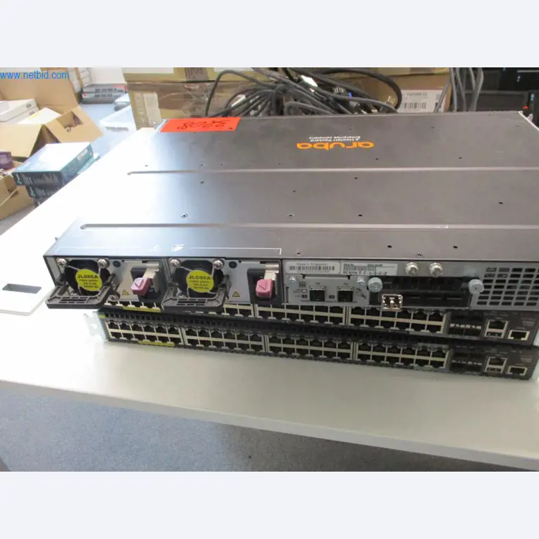 Mobiliário de escritório bem conservado, equipamento informático e óculos 3D (MS Hololens 2)-3