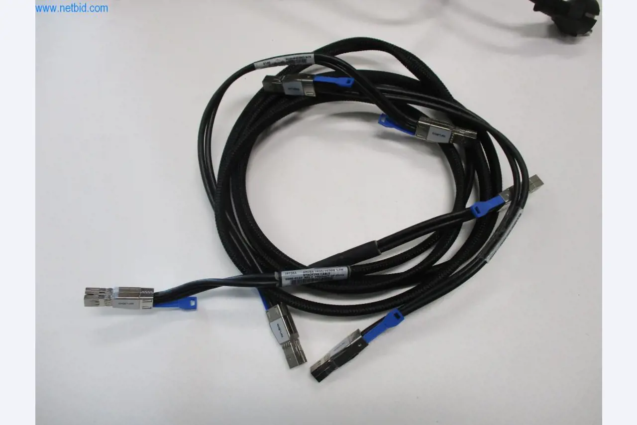 Mobiliário de escritório bem conservado, equipamento informático e óculos 3D (MS Hololens 2)-4