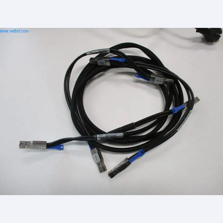 Mobiliário de escritório bem conservado, equipamento informático e óculos 3D (MS Hololens 2)-4