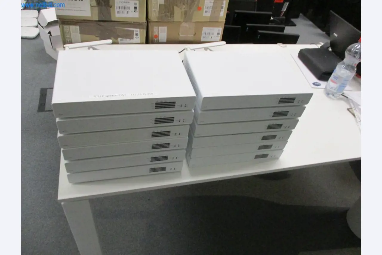 Mobiliário de escritório bem conservado, equipamento informático e óculos 3D (MS Hololens 2)-1