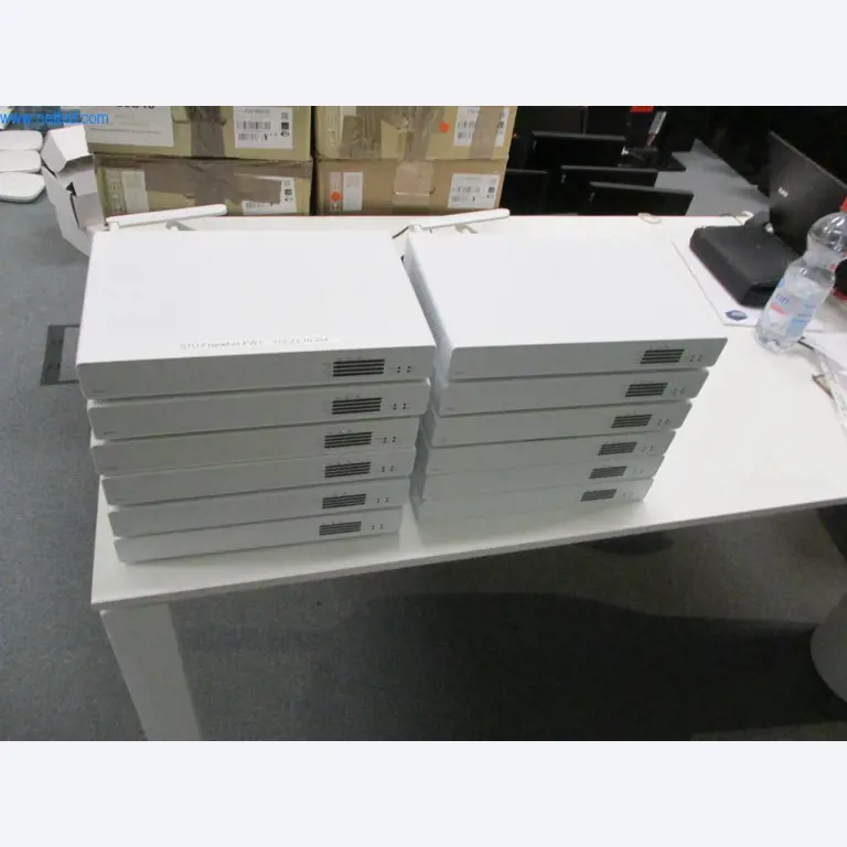 Mobiliário de escritório bem conservado, equipamento informático e óculos 3D (MS Hololens 2)-1