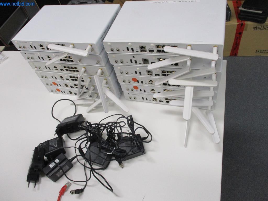 Mobilier de bureau soigné, équipements informatiques et lunettes 3D (MS Hololens 2)-2