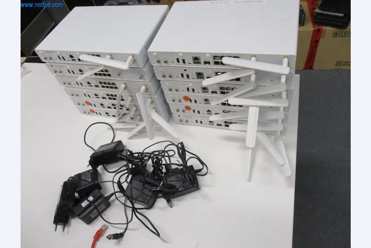 Mobiliário de escritório bem conservado, equipamento informático e óculos 3D (MS Hololens 2)-2