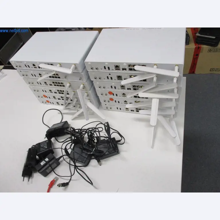 Mobiliário de escritório bem conservado, equipamento informático e óculos 3D (MS Hololens 2)-2