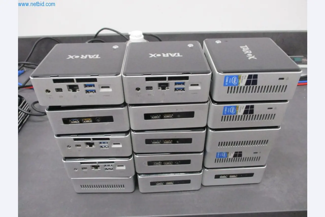 Mobiliário de escritório bem conservado, equipamento informático e óculos 3D (MS Hololens 2)-1