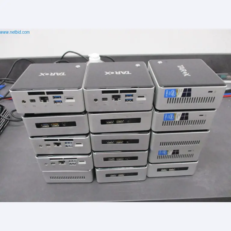 Mobiliário de escritório bem conservado, equipamento informático e óculos 3D (MS Hololens 2)-1