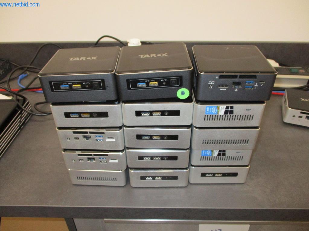 Mobilier de bureau soigné, équipements informatiques et lunettes 3D (MS Hololens 2)-1