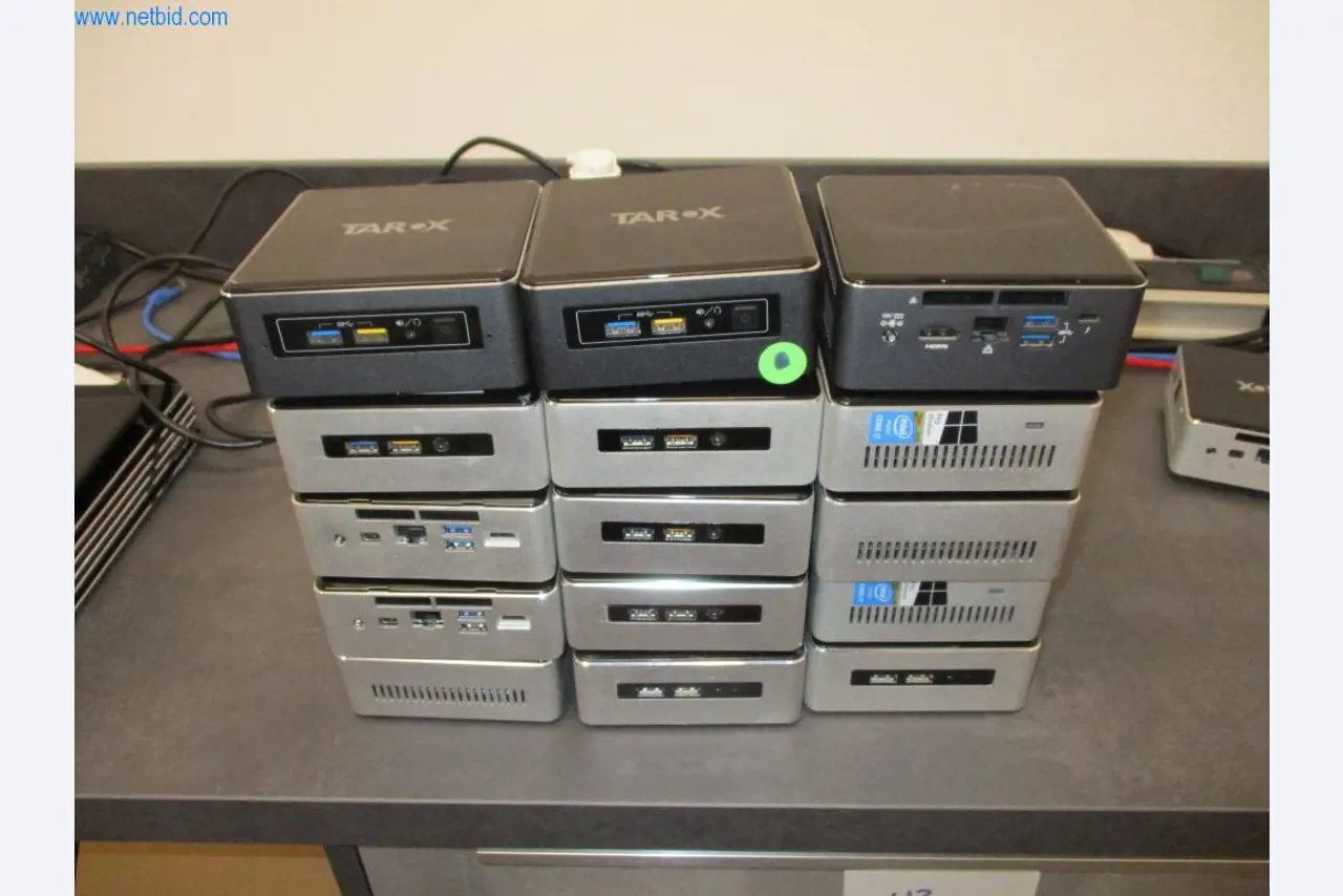 Mobiliário de escritório bem conservado, equipamento informático e óculos 3D (MS Hololens 2)-1