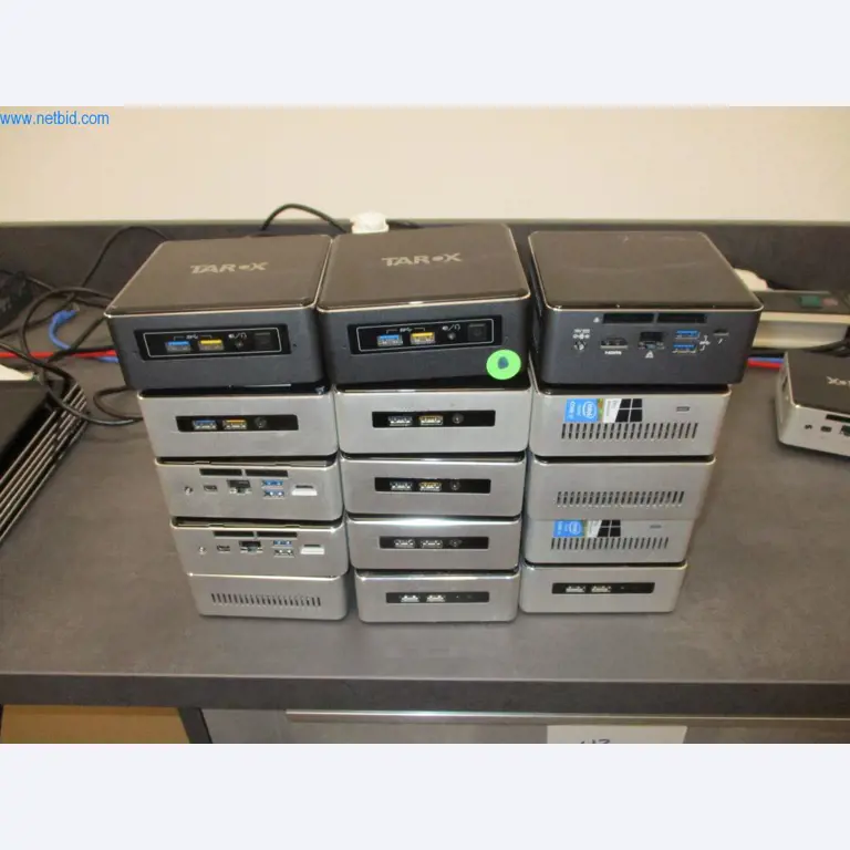 Mobiliário de escritório bem conservado, equipamento informático e óculos 3D (MS Hololens 2)-1