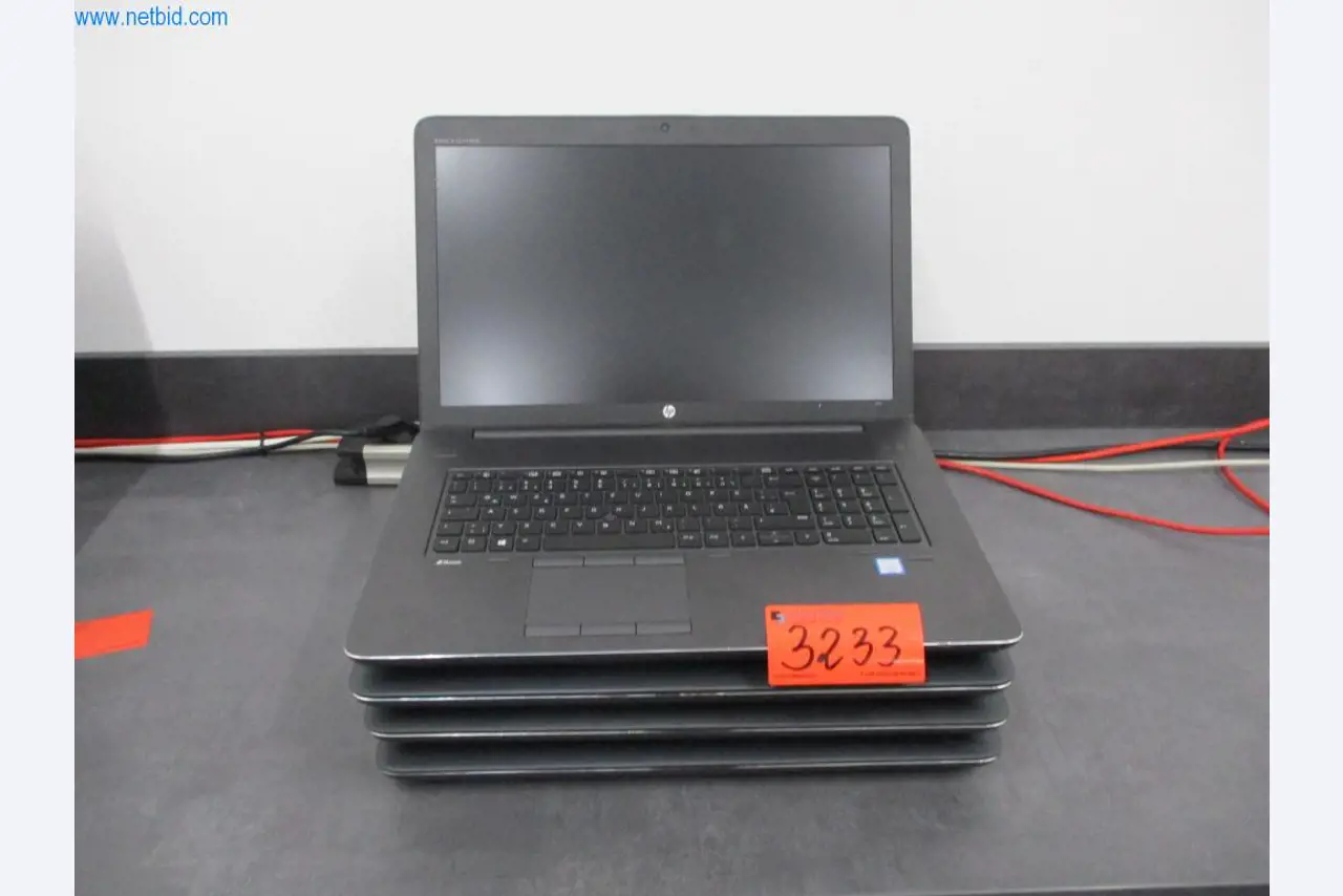 Mobiliário de escritório bem conservado, equipamento informático e óculos 3D (MS Hololens 2)-1