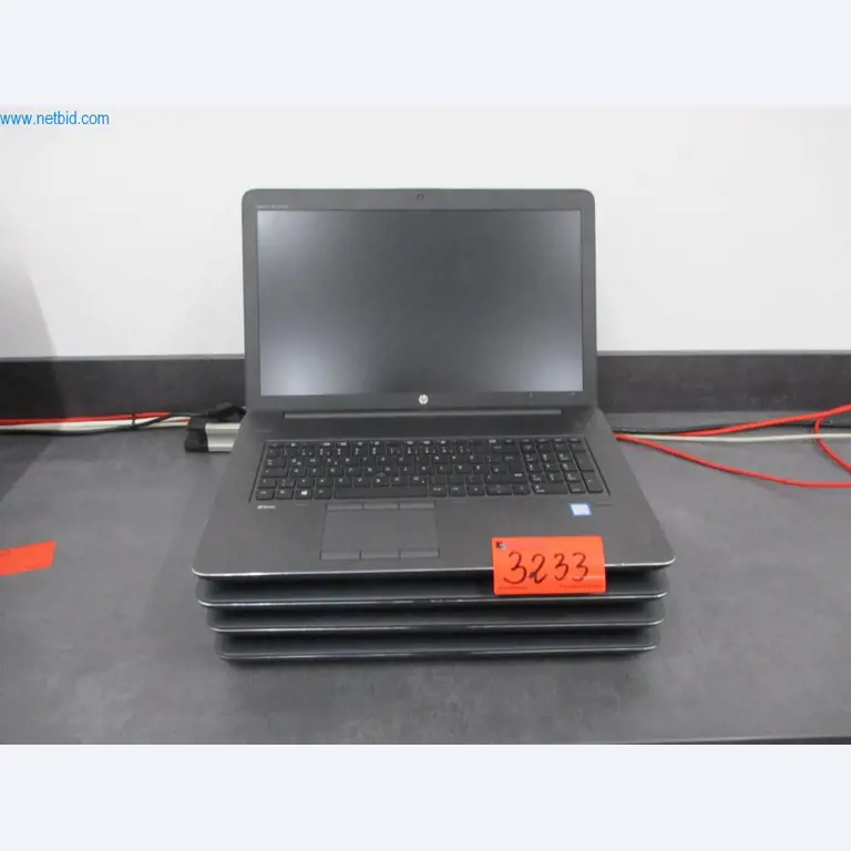 Mobiliário de escritório bem conservado, equipamento informático e óculos 3D (MS Hololens 2)-1