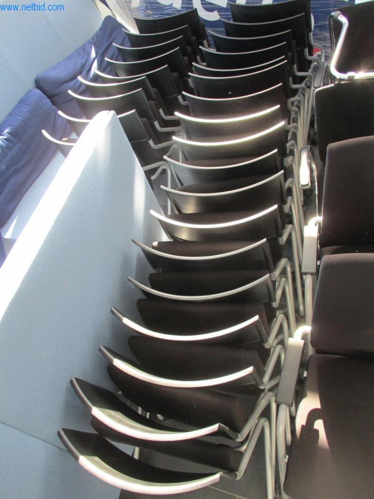 Gepflegte Büromöbel, IT-Ausstattungen und 3D-Brillen (MS Hololens 2) -1