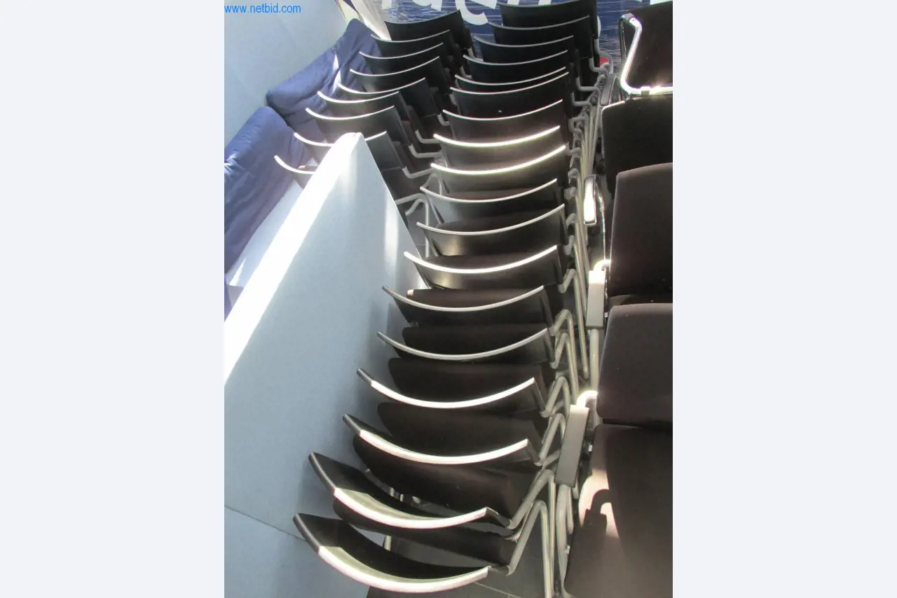 Mobiliário de escritório bem conservado, equipamento informático e óculos 3D (MS Hololens 2)-1