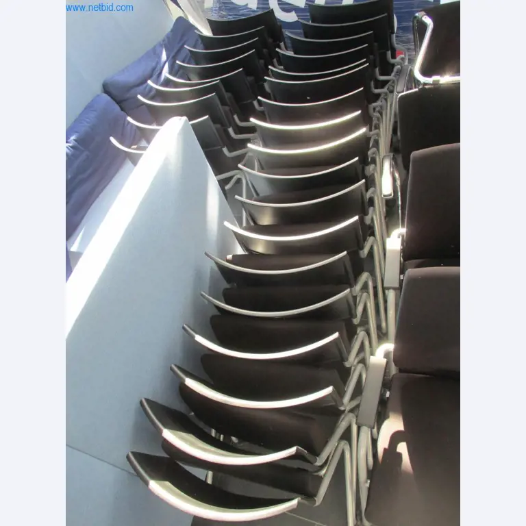 Mobiliário de escritório bem conservado, equipamento informático e óculos 3D (MS Hololens 2)-1