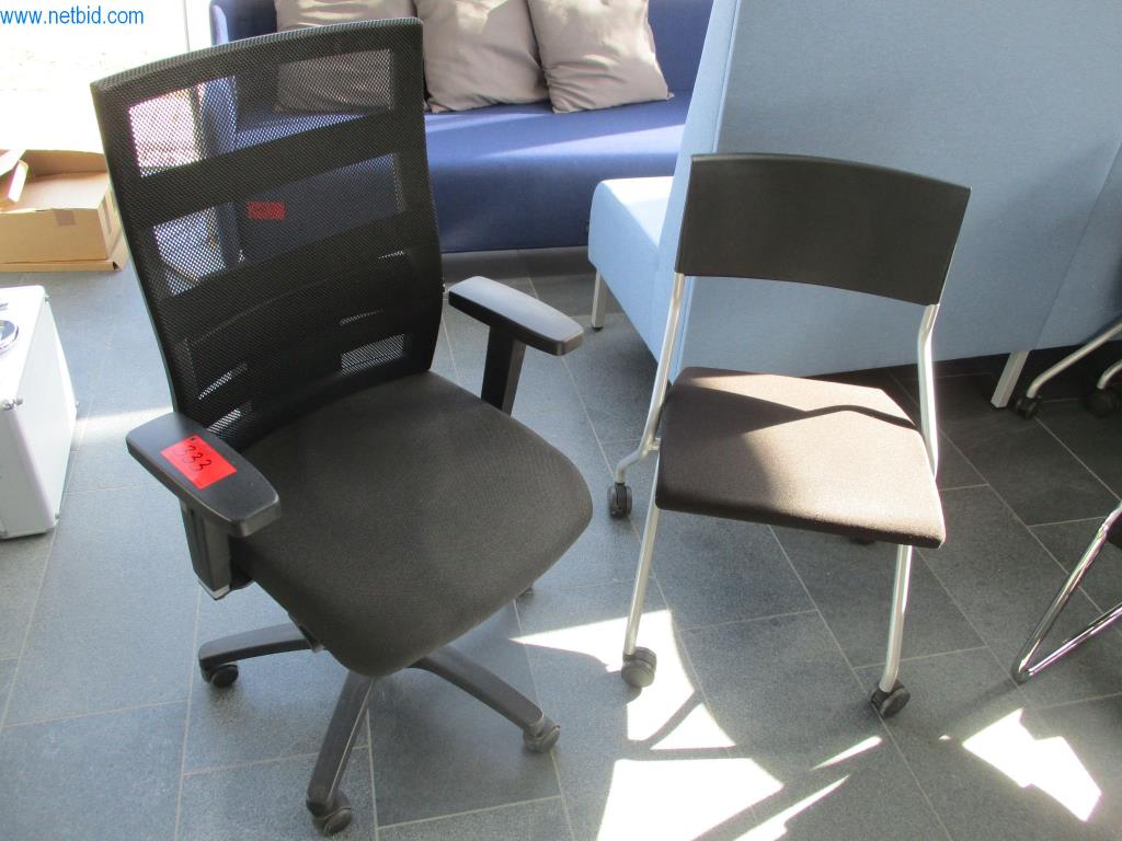 Gepflegte Büromöbel, IT-Ausstattungen und 3D-Brillen (MS Hololens 2) -2