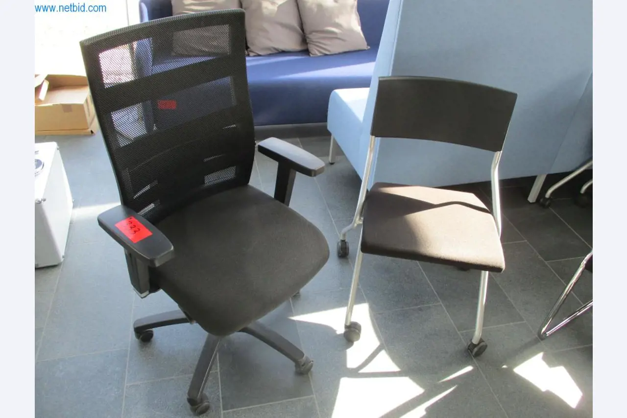 Mobiliário de escritório bem conservado, equipamento informático e óculos 3D (MS Hololens 2)-2