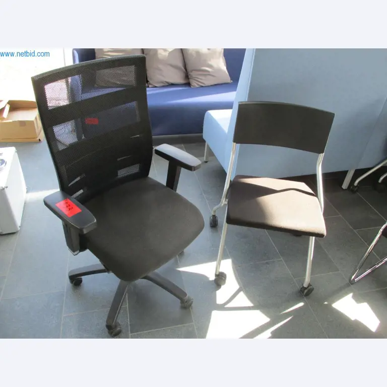 Mobiliário de escritório bem conservado, equipamento informático e óculos 3D (MS Hololens 2)-2