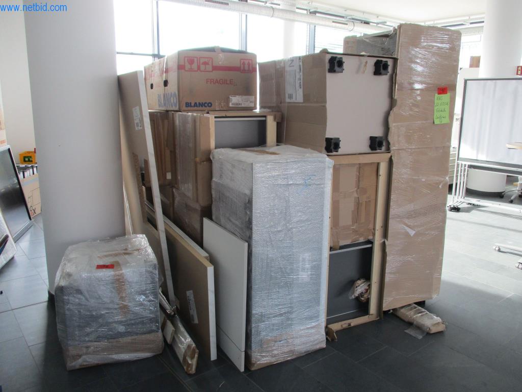 Dobře udržovaný kancelářský nábytek, IT vybavení a 3D brýle (MS Hololens 2)-1