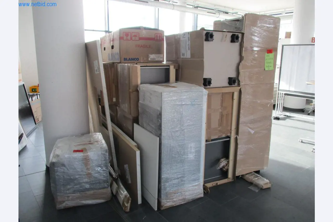 Mobiliário de escritório bem conservado, equipamento informático e óculos 3D (MS Hololens 2)-1