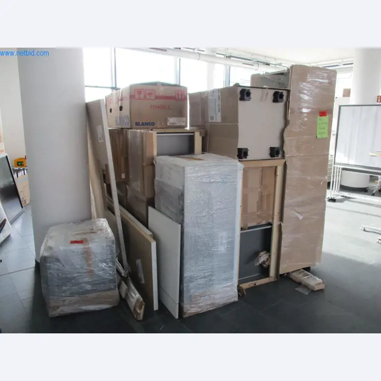 Mobiliário de escritório bem conservado, equipamento informático e óculos 3D (MS Hololens 2)-1