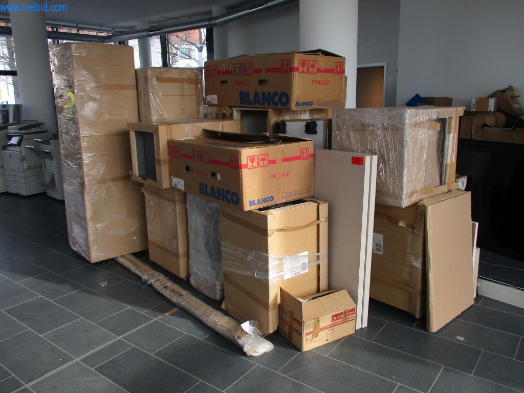 Dobře udržovaný kancelářský nábytek, IT vybavení a 3D brýle (MS Hololens 2)-2